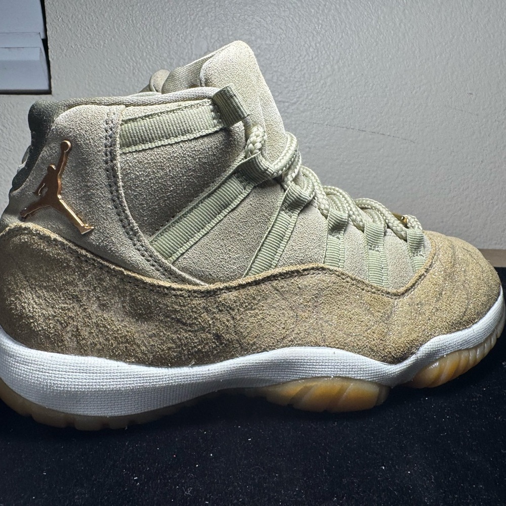 Jordan Athletic Shoes in Tan and Gold